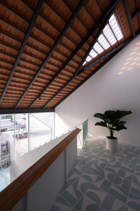NHÀ QUANH SÂN House
